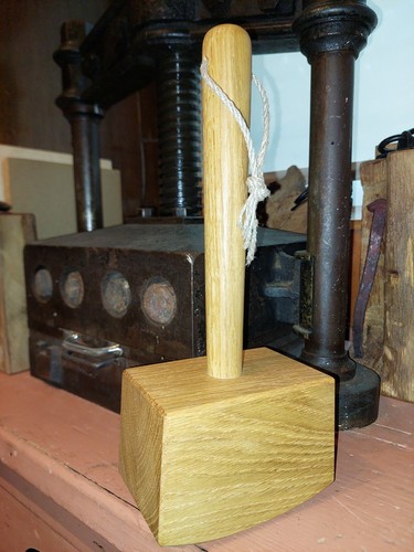 Schöner holzhammer aus eiche - holzhammer,