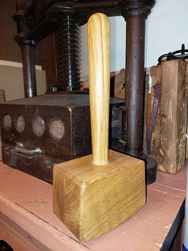 Schöner holzhammer aus eiche - holzhammer,
