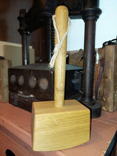 Schöner holzhammer aus eiche - holzhammer,