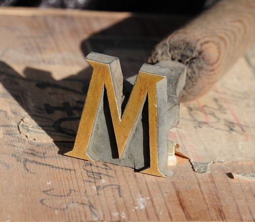 Buchstabe vergoldestempel - buchstabe, "m"