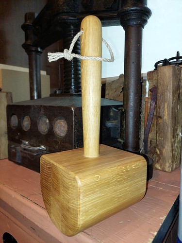 Schöner wuchtiger holzhammer - schöner,